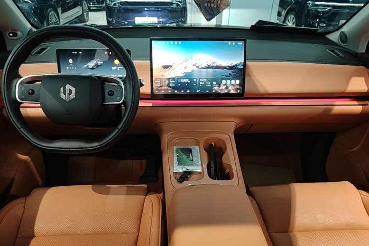 Used Leapmotor C16 2024 Range-Extended 200 Luxury Edition Audio And AC Panel