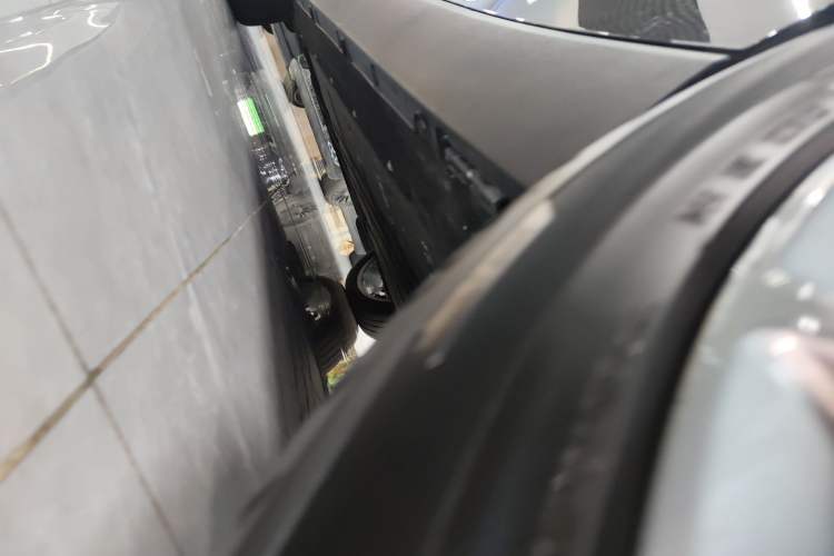 Used Leapmotor C16 2024 All-Electric 520 LiDAR Edition Left Side Sill