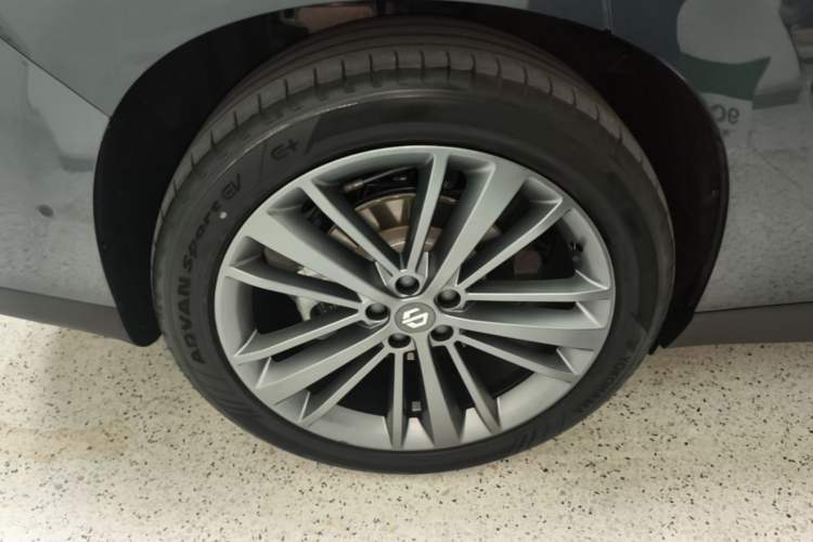 Used Leapmotor C16 2024 Range-Extended 200 Luxury Edition Right Rear Wheel Hub