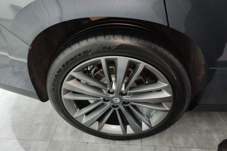 Used Leapmotor C16 2024 All-Electric 520 LiDAR Edition Right Rear Wheel Hub