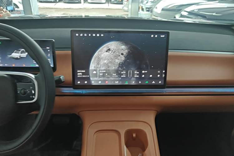 Used Leapmotor C16 2024 Range-Extended 200 LiDAR Edition Audio And AC Panel