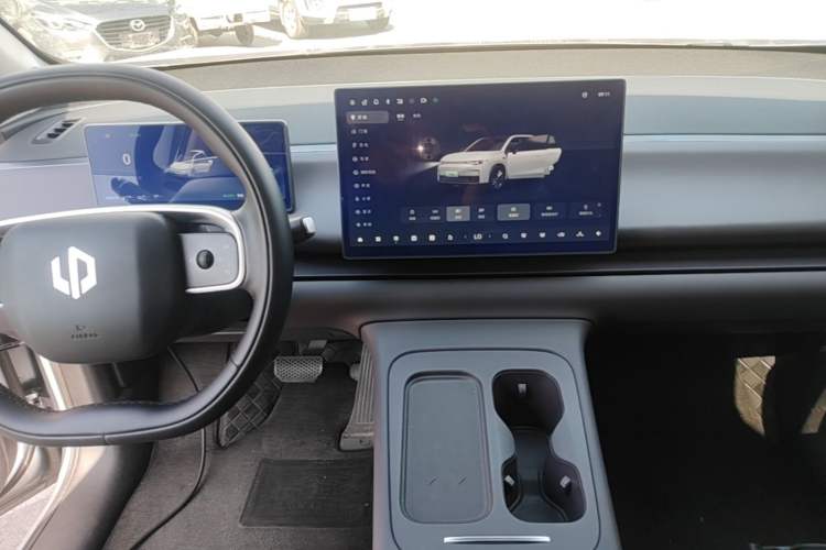 Used Leapmotor C16 2024 Range-Extended 200 LiDAR Edition Audio And AC Panel