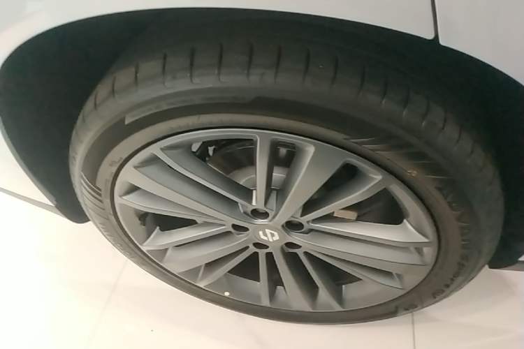 Used Leapmotor C16 2024 All-Electric 580 Luxury Edition Right Rear Wheel Hub