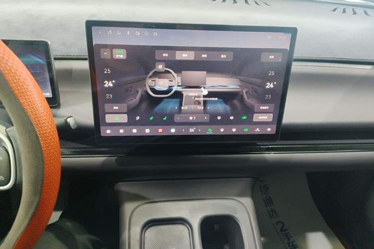 Used Leapmotor C16 2024 Range-Extended 200 Luxury Edition Audio And AC Panel