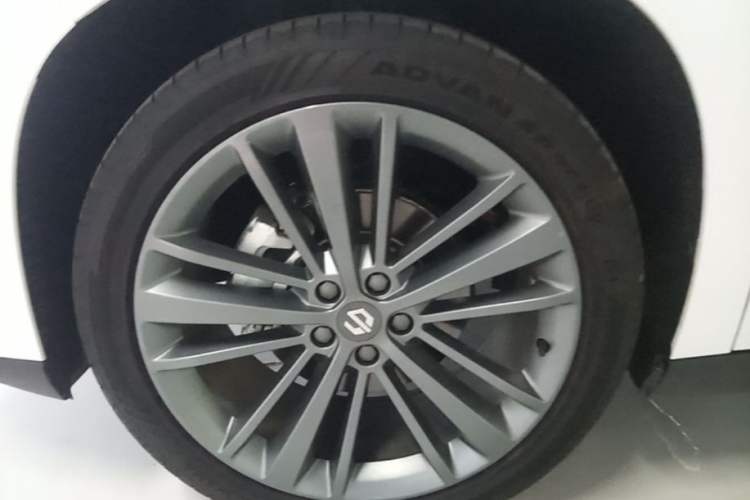 Used Leapmotor C16 2024 Pure Electric 520 Deluxe Edition Left Front Wheel Hub