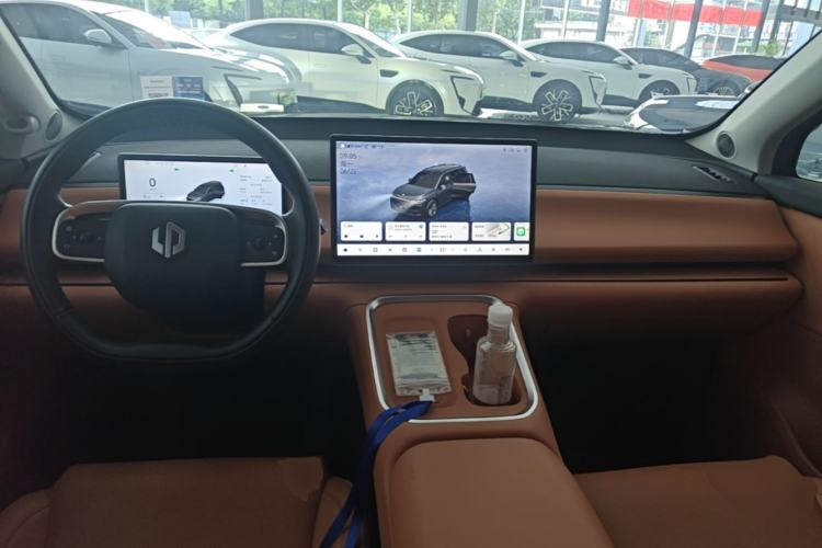 Used Leapmotor C16 2026 Extended-Range 280 LiDAR Zhizun Edition 6 Seats Center Console