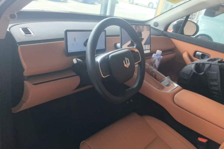 Used Leapmotor C16 2026 Extended-Range 280 LiDAR Zhizun Edition 6 Seats Center Console