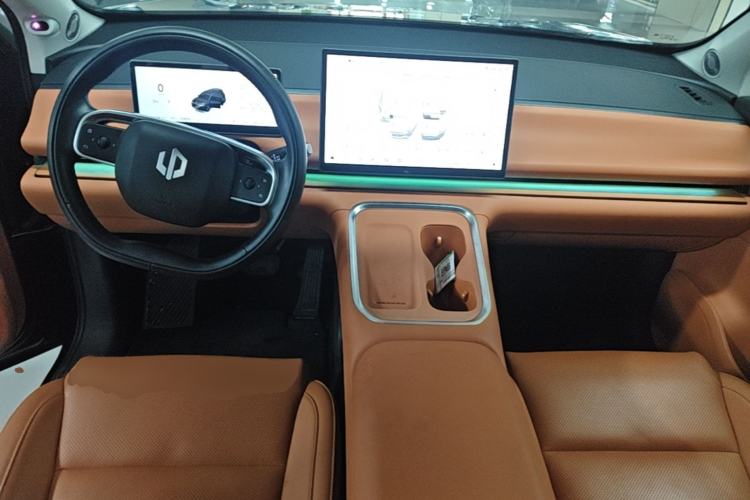 Used Leapmotor C16 2026 Extended-Range 280 LiDAR Zhizun Edition 6 Seats Center Console