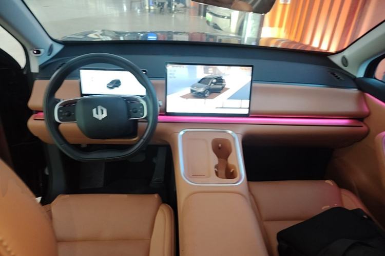 Used Leapmotor C16 2026 Extended-Range 280 LiDAR Zhizun Edition 6 Seats Center Console