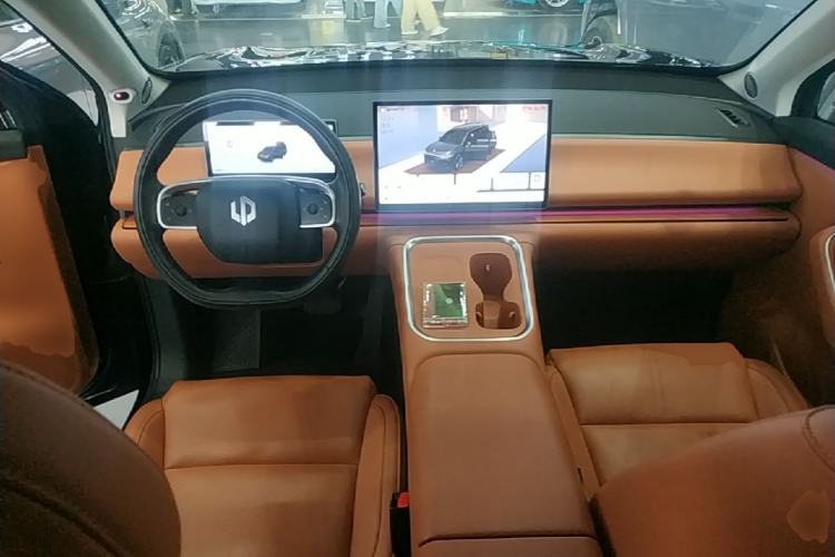 Used Leapmotor C16 2026 All-Electric 630 LiDAR Zhizun Edition 6 Seats Center Console