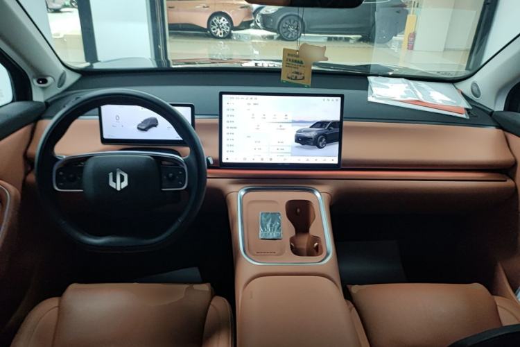 Used Leapmotor C16 2026 All-Electric 630 LiDAR Zhizun Edition 6 Seats Center Console
