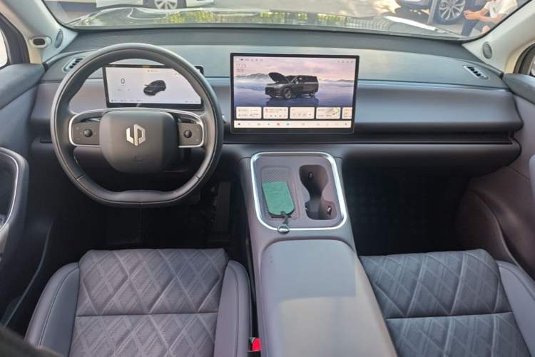 Used Leapmotor C16 2026 Extended-Range 280 LiDAR Zhizun Edition 5 Seats Center Console