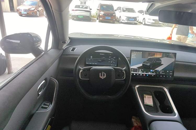 Used Leapmotor C16 2026 Extended-Range 280 LiDAR Zhizun Edition 6 Seats Center Console