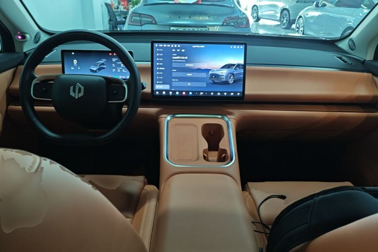 Used Leapmotor C16 2026 Extended-Range 280 LiDAR Zhizun Edition 6 Seats Center Console