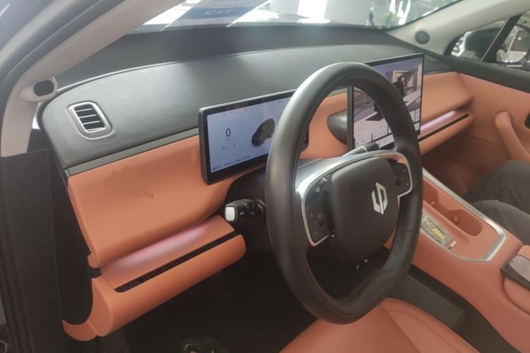 Used Leapmotor C16 2026 Extended-Range 280 LiDAR Zhizun Edition 6 Seats Center Console