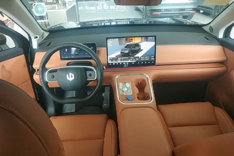 Used Leapmotor C16 2026 Extended-Range 280 LiDAR Zhizun Edition 6 Seats Center Console