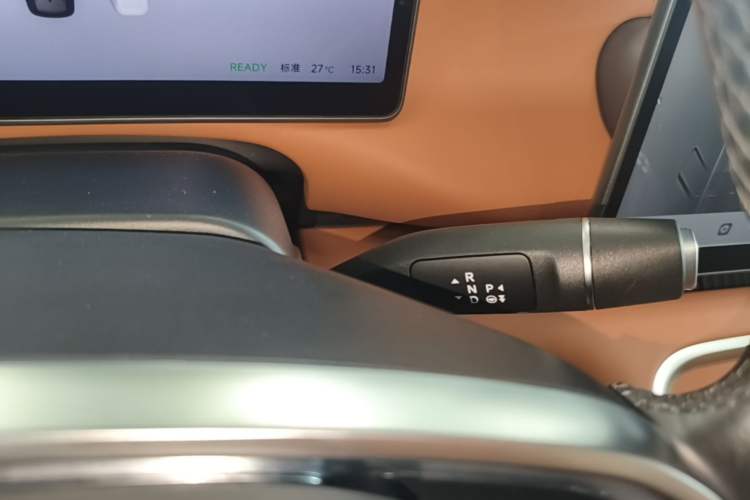 Used Leapmotor C16 2026 Extended-Range 280 LiDAR Zhizun Edition 6 Seats Gear Lever