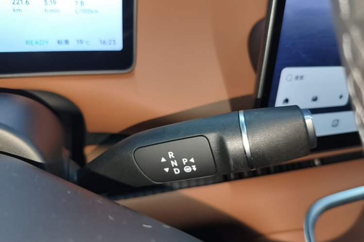 Used Leapmotor C16 2026 Extended-Range 280 LiDAR Zhizun Edition 6 Seats Gear Lever
