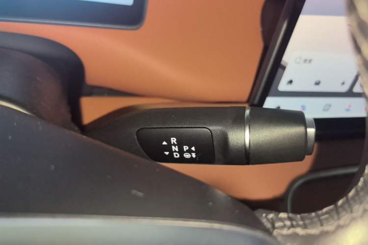 Used Leapmotor C16 2026 Extended-Range 280 LiDAR Zhizun Edition 6 Seats Gear Lever