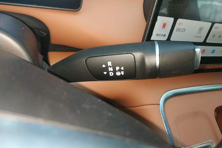 Used Leapmotor C16 2026 Extended-Range 280 LiDAR Zhizun Edition 6 Seats Gear Lever