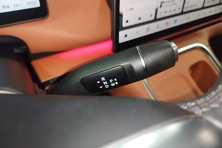 Used Leapmotor C16 2026 Extended-Range 280 LiDAR Zhizun Edition 6 Seats Gear Lever
