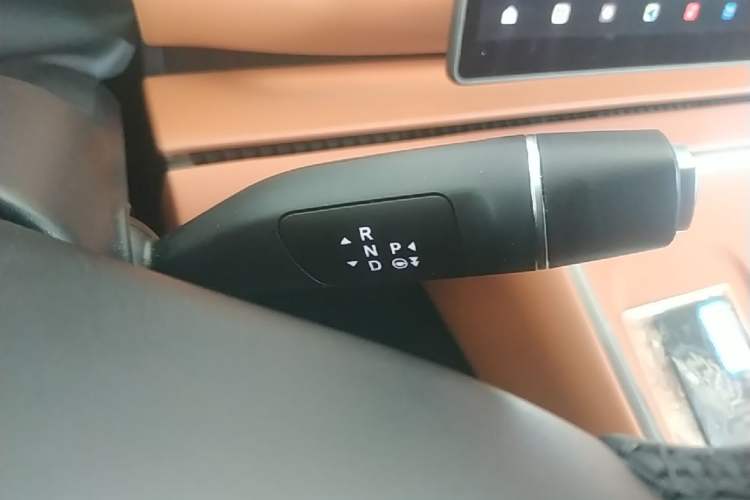 Used Leapmotor C16 2026 Extended-Range 280 LiDAR Zhizun Edition 6 Seats Gear Lever