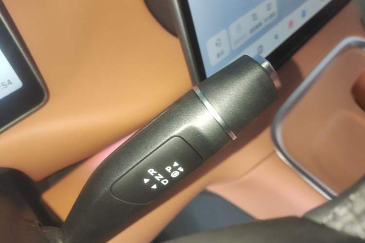 Used Leapmotor C16 2026 Extended-Range 280 LiDAR Zhizun Edition 6 Seats Gear Lever