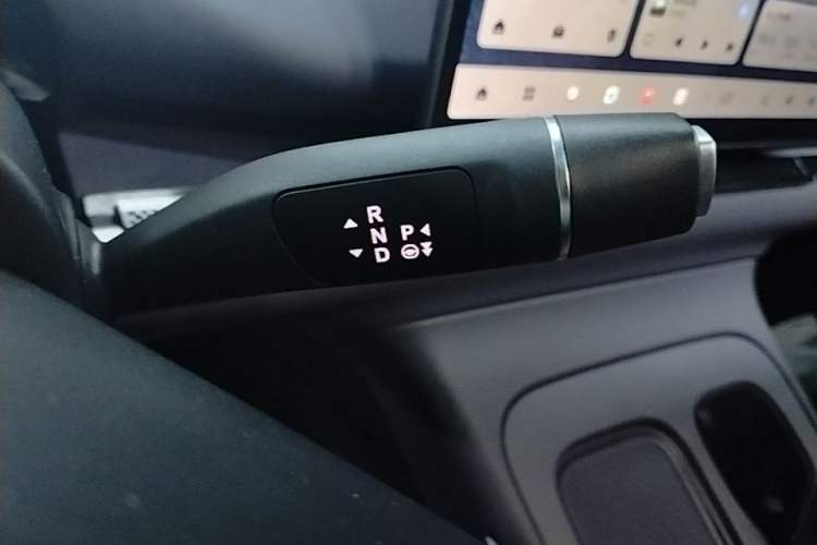 Used Leapmotor C16 2026 Range-Extended 200 Prestige 6-Seater Gear Lever