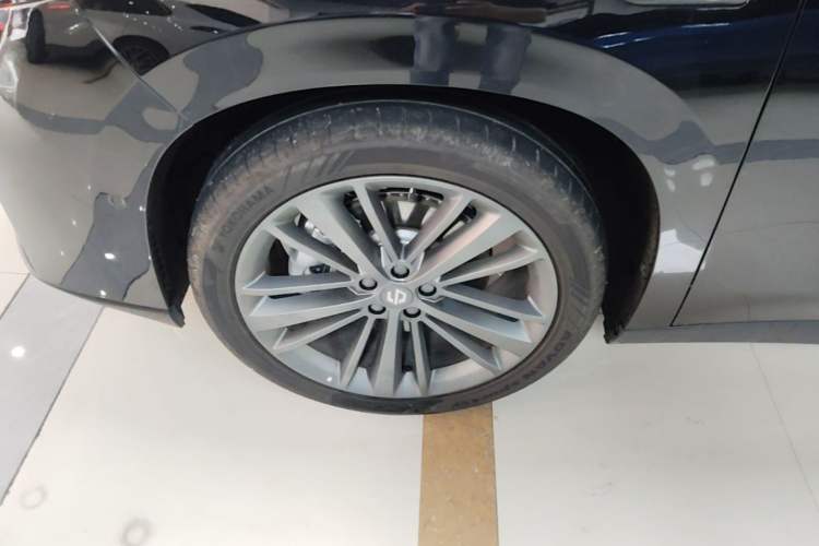 Used Leapmotor C16 2026 Extended-Range 280 LiDAR Zhizun Edition 6 Seats Left Front Wheel Hub