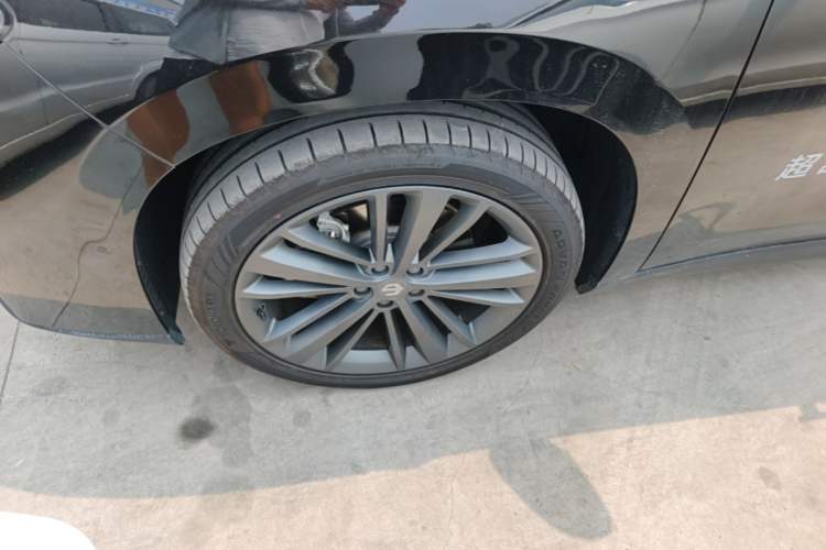 Used Leapmotor C16 2026 Extended-Range 280 LiDAR Zhizun Edition 6 Seats Left Front Wheel Hub