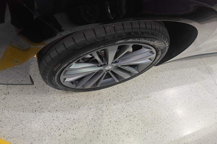 Used Leapmotor C16 2026 Extended-Range 280 LiDAR Zhizun Edition 6 Seats Left Front Wheel Hub