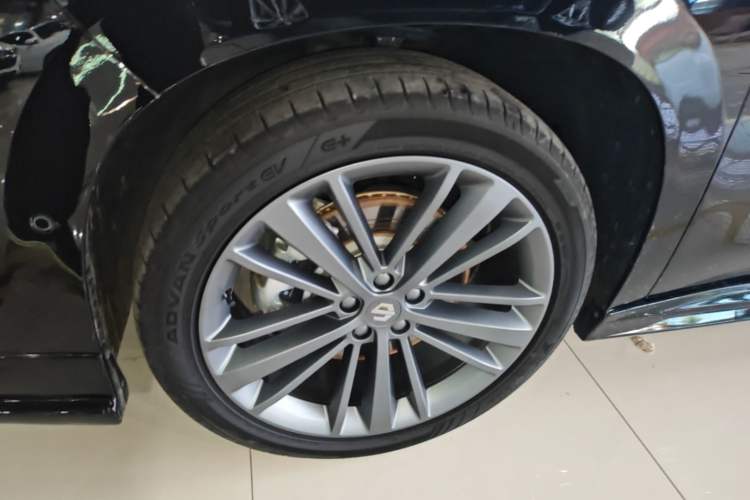 Used Leapmotor C16 2026 Extended-Range 280 LiDAR Zhizun Edition 6 Seats Left Front Wheel Hub