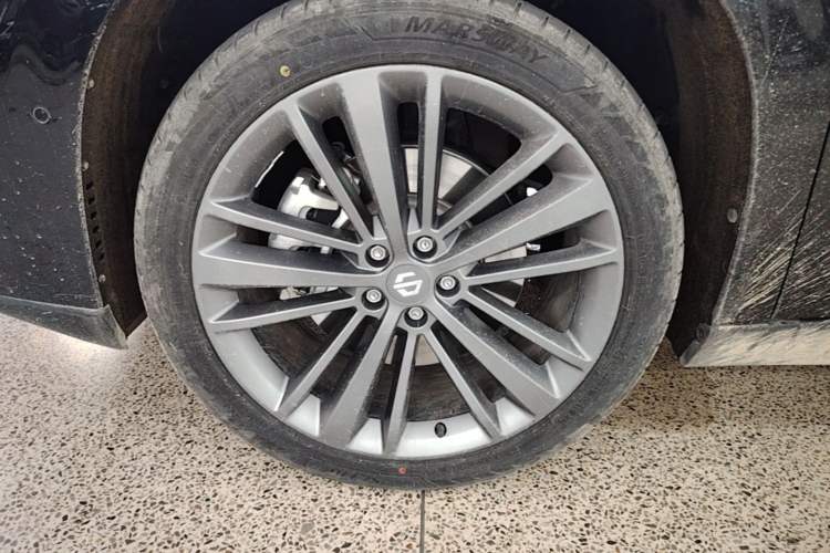 Used Leapmotor C16 2026 Extended-Range 280 LiDAR Zhizun Edition 6 Seats Left Front Wheel Hub