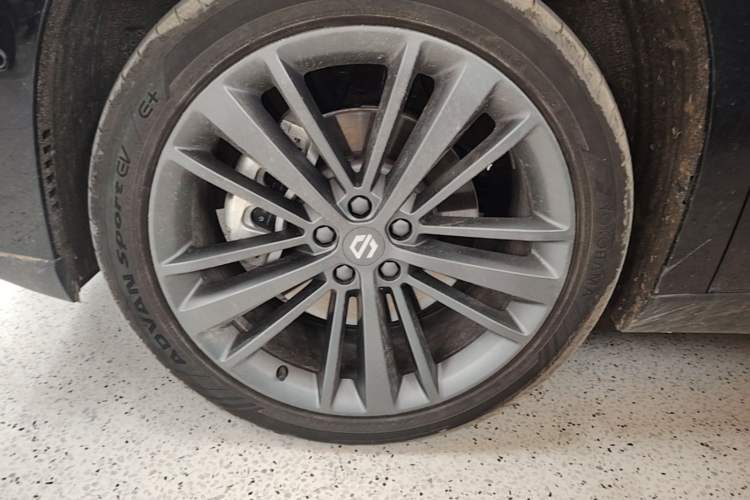 Used Leapmotor C16 2026 Extended-Range 280 LiDAR Zhizun Edition 6 Seats Left Front Wheel Hub