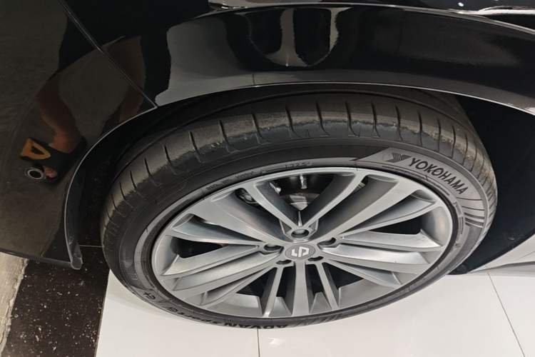 Used Leapmotor C16 2026 Extended-Range 280 LiDAR Zhizun Edition 6 Seats Left Front Wheel Hub