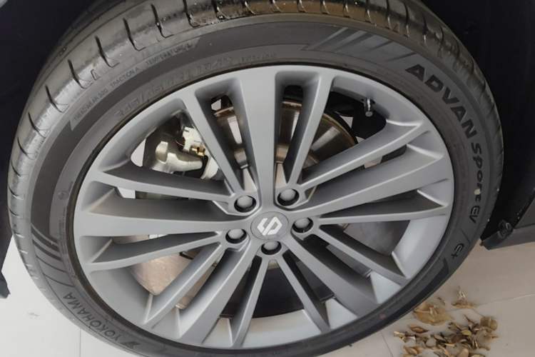 Used Leapmotor C16 2026 Extended-Range 280 LiDAR Zhizun Edition 6 Seats Left Front Wheel Hub