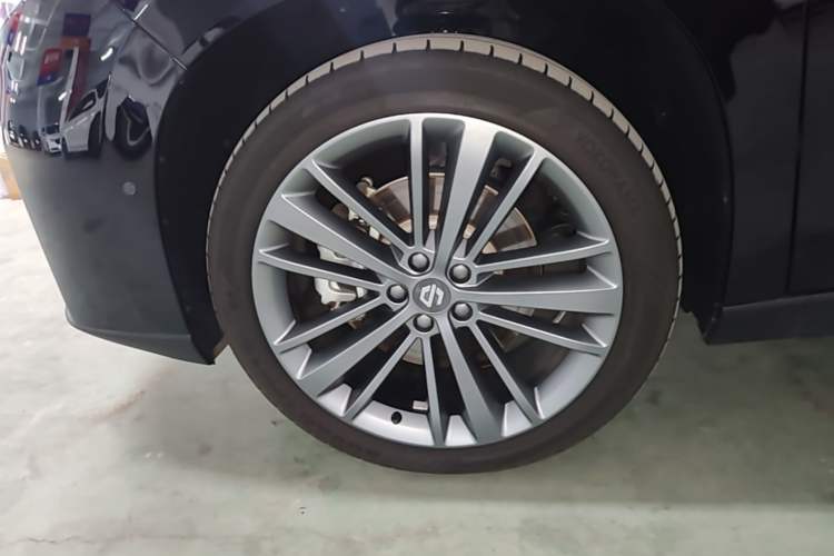 Used Leapmotor C16 2026 Extended-Range 280 LiDAR Zhizun Edition 6 Seats Left Front Wheel Hub