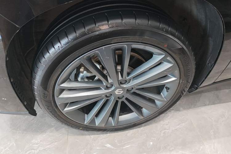 Used Leapmotor C16 2026 Extended-Range 280 LiDAR Zhizun Edition 6 Seats Left Front Wheel Hub