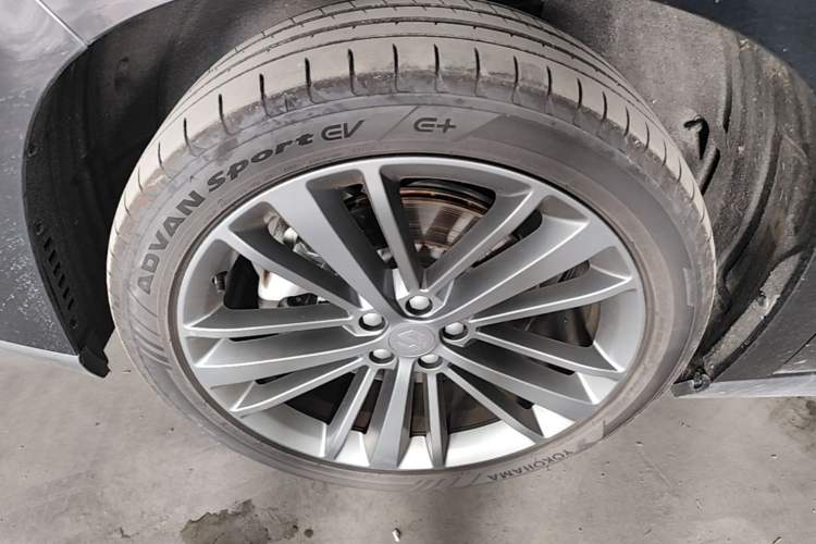 Used Leapmotor C16 2026 Extended-Range 280 LiDAR Zhizun Edition 6 Seats Left Front Wheel Hub