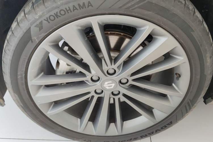 Used Leapmotor C16 2026 Extended-Range 280 LiDAR Zhizun Edition 6 Seats Left Front Wheel Hub
