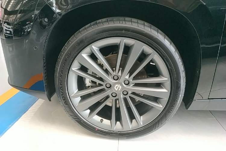 Used Leapmotor C16 2026 Extended-Range 280 LiDAR Zhizun Edition 6 Seats Left Front Wheel Hub