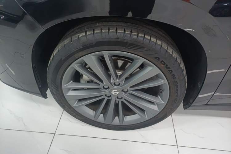 Used Leapmotor C16 2026 Extended-Range 280 LiDAR Zhizun Edition 6 Seats Left Front Wheel Hub