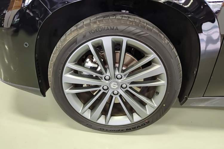 Used Leapmotor C16 2026 Extended-Range 280 LiDAR Zhizun Edition 6 Seats Left Front Wheel Hub