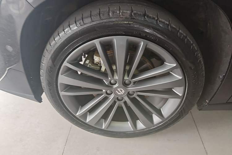 Used Leapmotor C16 2026 Extended-Range 280 LiDAR Zhizun Edition 5 Seats Left Front Wheel Hub