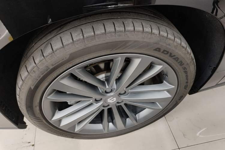 Used Leapmotor C16 2026 Extended-Range 280 LiDAR Zhizun Edition 6 Seats Left Front Wheel Hub