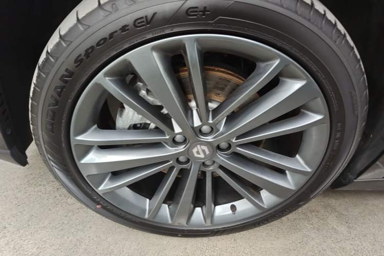 Used Leapmotor C16 2026 Extended-Range 280 LiDAR Zhizun Edition 6 Seats Left Front Wheel Hub
