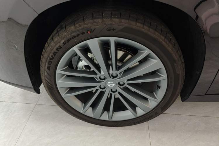 Used Leapmotor C16 2026 Extended-Range 280 LiDAR Zhizun Edition 6 Seats Left Front Wheel Hub
