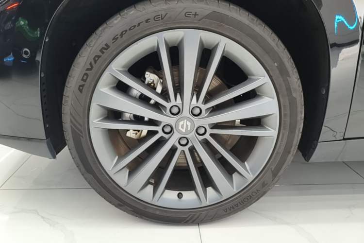 Used Leapmotor C16 2026 Extended-Range 280 LiDAR Zhizun Edition 6 Seats Left Front Wheel Hub