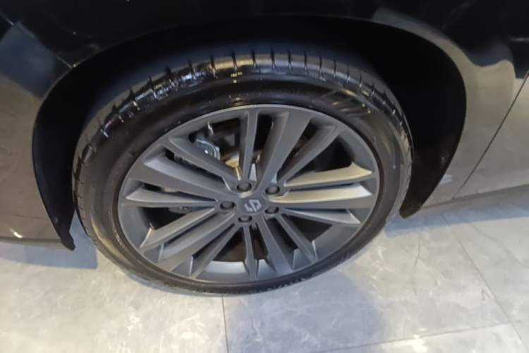 Used Leapmotor C16 2026 Extended-Range 280 LiDAR Zhizun Edition 6 Seats Left Front Wheel Hub
