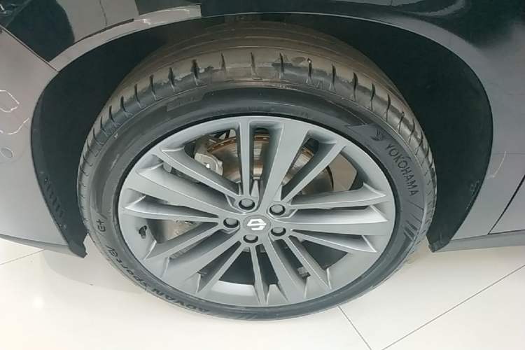 Used Leapmotor C16 2026 Extended-Range 280 LiDAR Zhizun Edition 6 Seats Left Front Wheel Hub